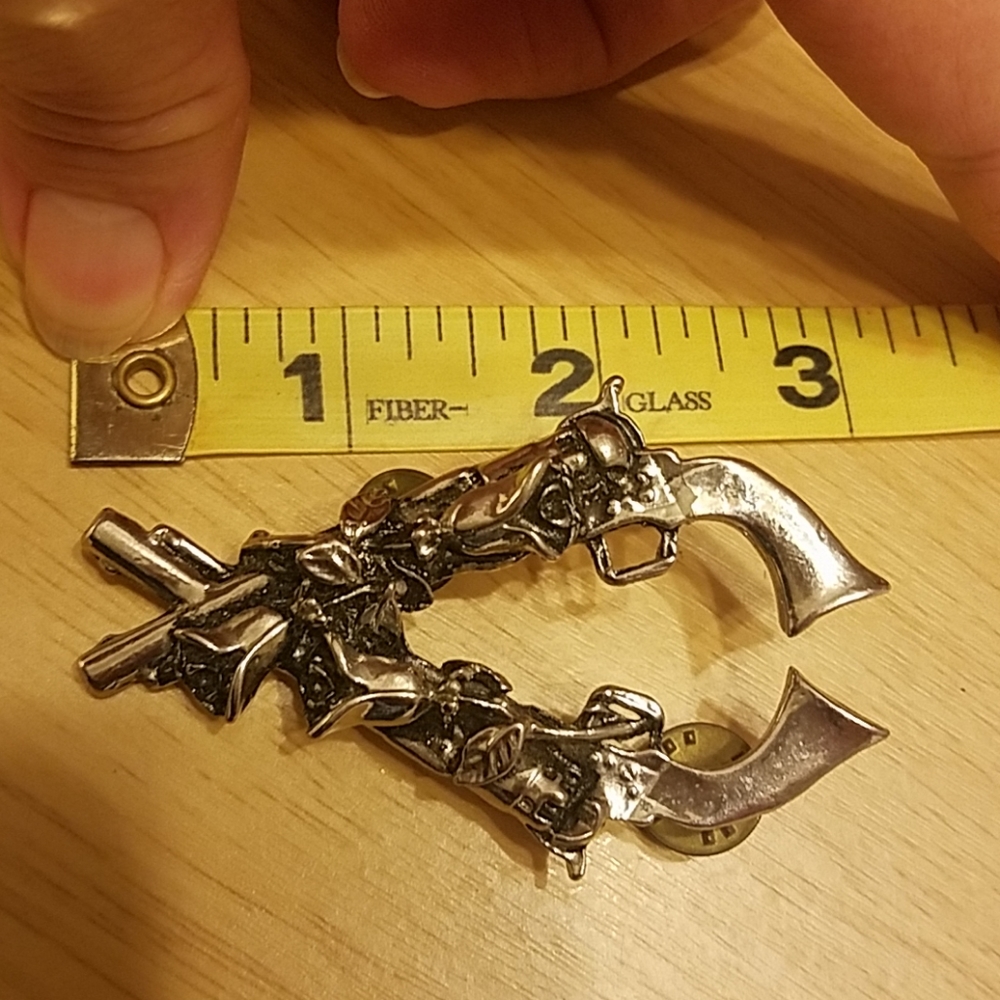 Guns & Rose's pin - Picture 2 of 3